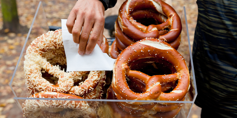 Bánh Brezel truyền thống Đức cùng biểu tưởng đặc trưng