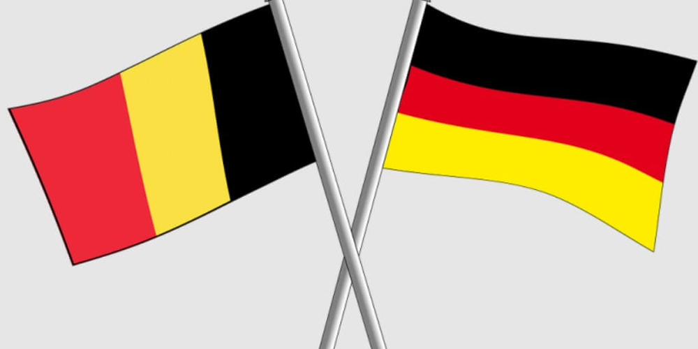 Quốc kỳ của Bỉ (trái) và Đức (phải) màu sắc giống nhau nhưng ý nghĩa hoàn toàn khác