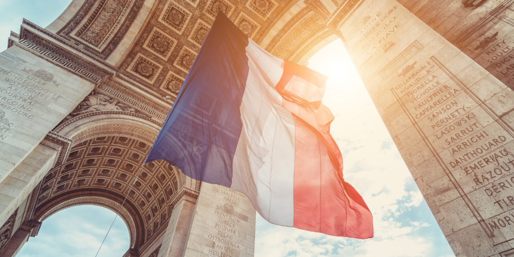 Ngắm quốc kỳ Pháp khổng lồ tại Khải Hoàn Môn