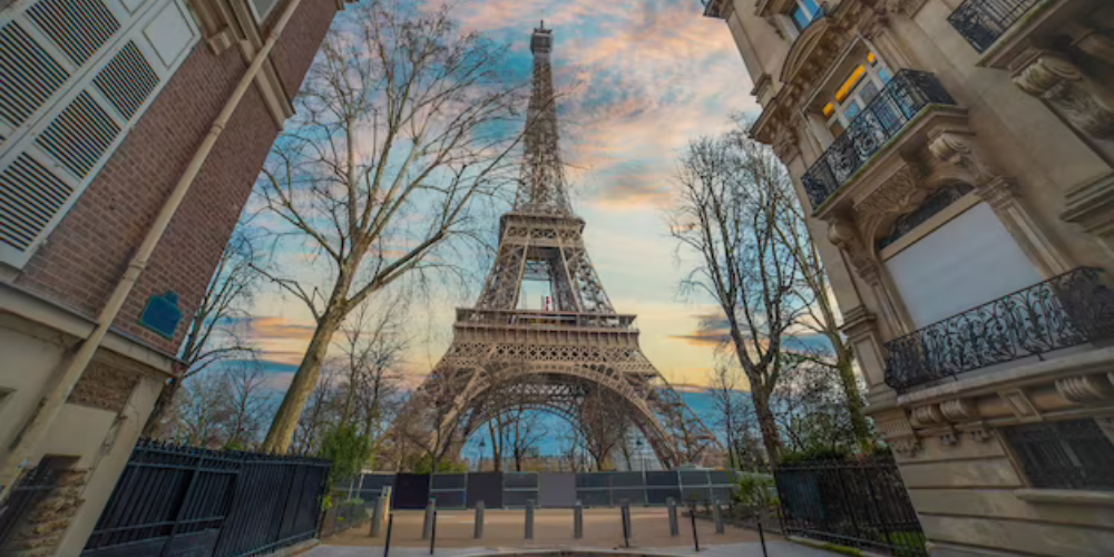 Biểu tượng đặc trưng Paris với tháp Eiffel